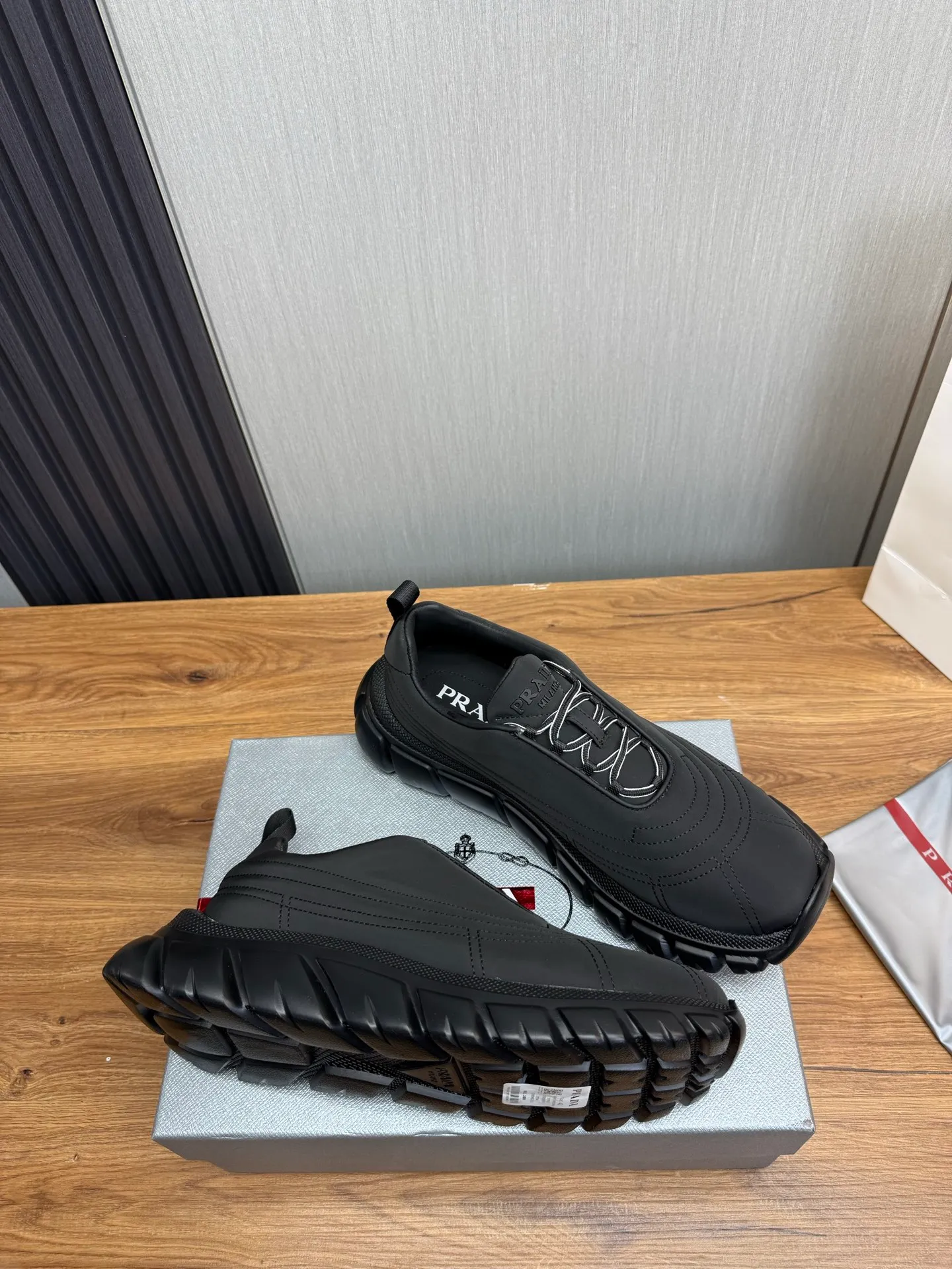 Men's shoes 💰580💰 [PRADA] Men's shoes are popular in the counter, official website synchronization, 1 high-quality shipment ✔️Imported waterproof fabric + cowhide lining, 1🆚1 replica, original sole, 38-45 (45 customized, non-refundable)